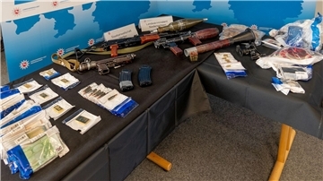 Ermittler haben in der Wohnung der früheren RAF-Terroristin Daniela Klette in Berlin mehrere Tausend Asservate sichergestellt.