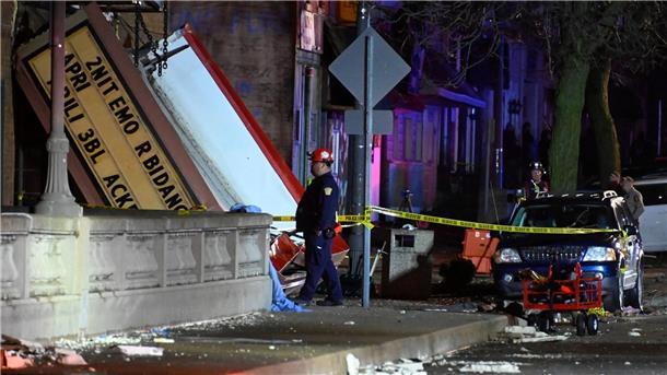 Tornados, Tod und Verwüstung in den USA Ermittler inspizieren das Apollo-Theater in der Kleinstadt Belvidere im Bundesstaat Illinois, nachdem ein heftiger Sturm während eines Konzerts Schäden verursacht hat.