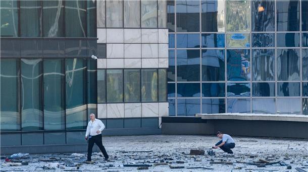 Krieg gegen die Ukraine: So ist die Lage Ermittler inspizieren Trümmerteile unterhalb der beschädigten Fassade eines Hochhauses in Moskaus Büroviertel Moskwa City. Das Gebäude wurde zum zweiten Mal von einer Drohne getroffen.