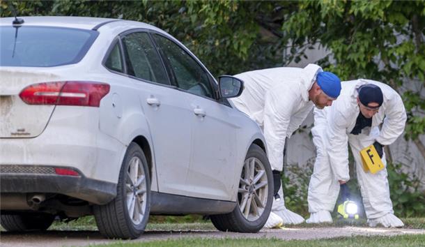 Ermittler untersuchen den Boden an einem der Tatorte einer Messerstecherei in Weldon, Saskatchewan. Die Royal Canadian Mounted Police von Saskatchewan hat bestätigt, dass es nach den Messerstechereien in der James Smith Cree Nation und in Weldon in Saskatchewan 10 Tote und 15 Verletzte gibt.