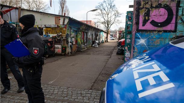 Suche nach Ex-RAF-Terroristen - Fahnder vermessen Tatorte Ermittler vermessen Supermärkte neu, die das Trio aus Garweg, Staub und der bereits festgenommenen Daniela Klette vor Jahren überfallen haben sollen - in der Hoffnung auf neue Hinweise. (Symbolbild)