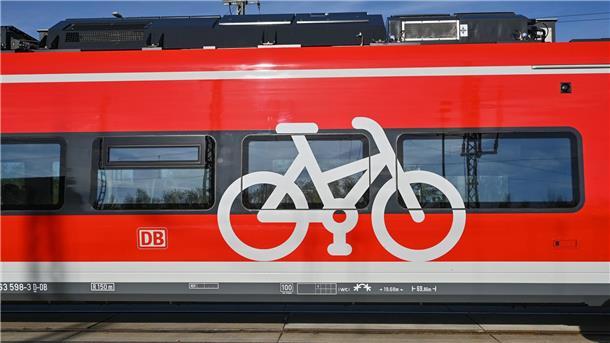Erneut ist ein Regionalzug der Deutschen Bahn mit einigen Hundert Fahrgästen liegen geblieben. (Archivbild)
