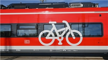 Erneut ist ein Regionalzug der Deutschen Bahn mit einigen Hundert Fahrgästen liegen geblieben. (Archivbild)