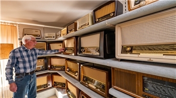 Ernst Schmidtmann hat zuhause eine Art Radio-Museum mit Geräten aus den 50er und 60er Jahren.
