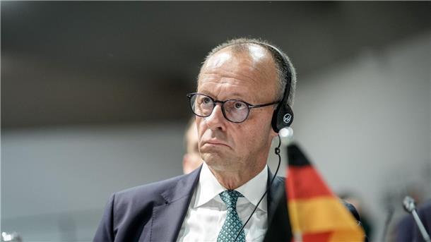 Merz fordert „globale Kraftanstrengung“ für den Klimaschutz Ernster Blick im Plenum: Merz bei der COP30 in Belém.