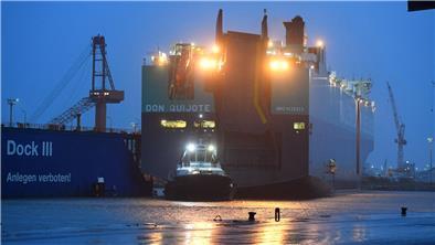 Ernster Zwischenfall im Hafen von Bremerhaven: Der 228 Meter lange Autotransporter "Don Quijote" der Wallenius Lines riss sich im Gewittersturm am Sonntagabend los.