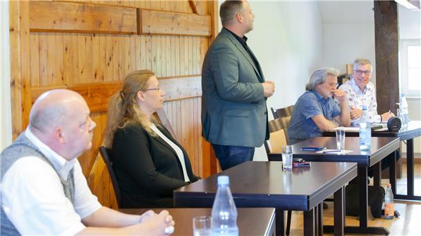 Bürgermeisterwahl: Schlagabtausch vor vollem Haus Misselwarden Altes Pastorenhaus Bürgermeisterwahl