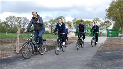 Eröffnung der besonderen Art: Flögelns Ortsbürgermeister Claus Seebeck (vorne) und seine Familie auf dem Radweg zwischen Flögeln und Bad Bederkesa. In die Pedale treten (von links) Ehefrau Kathrin (mit Tochter Ann-Sophie im Kindersitz) sowie die beiden Söhne Phil-Marlon und Fynn-Aaron.