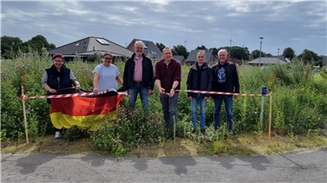 Eröffnung des 2. Bauabschnitts des Baugebiets „östlich Kreuzweg“ in Barchel: Das Foto zeigt (von links) die stellvertretende Bürgermeisterin Marianne Antons, Gemeinderatsmitglied Nadine Zehmke-Kahrs, Fachbereichsleiter Bau Ralf Mügge, Bürgermeister Marco Noetzelmann, den stellvertretenden Bürgermeister Thomas Dede und Diplomingenieur Hermann de Riese vom Büro IWU Zeven GmbH & Co. KG. Die Gemeinde Oerel hat den zweiten Bauabschnitt des Baugebiets freigegeben. 
