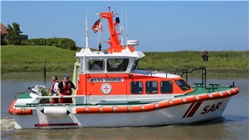 Ersatzschiff „Wilma Sikorski“ beim Auslaufen aus dem Hafen von Fedderwardersiel zu einer Trainingsfahrt der Seenotretter. Während das Stationsschiff „Emil Zimmermann“ in der Werft ist, hilft sie aus.