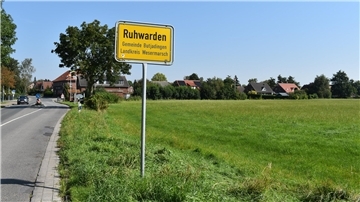 Erschlossen werden soll das Neubaugebiet in Ruhwarden hinter dem Ortseingangsschild an der Ruhwarder Straße.
