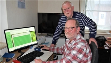 Erst die Arbeit, dann das Vergnügen: Die neuen Vorsitzenden des Seniorenbeirates der Gemeinde Hagen, Achim Thaler (vorne) und Frederik Godehardt planen die Veranstaltungen für 2023.