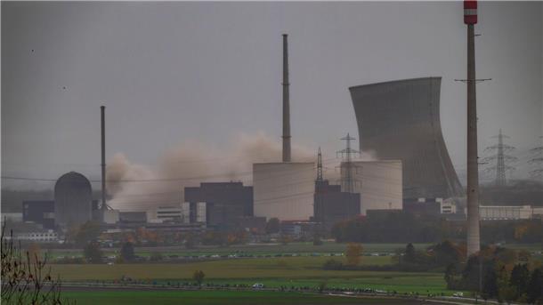 Kühltürme von AKW Gundremmingen gesprengt Erst fiel der linke Kühlturm, dann der rechte.