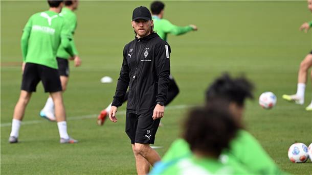 Erste Einheit am Mittwoch: Borussias neuer Trainer Eugen Polanski inmitten Gladbacher Spieler.