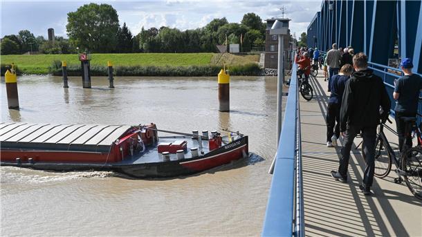 Weg frei nach zehn Jahren - Friesenbrücke ist geöffnet Erste Fußgänger und Radfahrer überquerten die neue Friesenbrücke bei Weener.