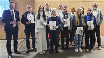 Erster Kreisrat Dr. Torsten Lühring (links) und Kreissportbund-Vorsitzender Jörn Leiding (rechts) mit den geehrten Sportlerinnen und Sportlern aus dem Nordkreis.