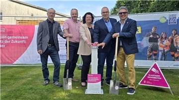 Fünf Personen bei einem symbolischen ersten Spatenstich für den Gasfaserausbau in der Gemeinde Geestland im Landkreis Cuxhaven