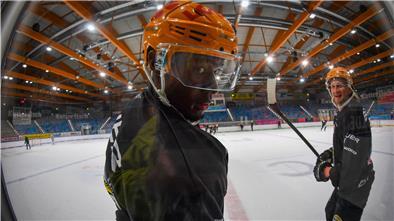 Erstes Training der Fischtown Pinguins in der umgebauten Eisarena. Max Fortunus und Mike Moore.