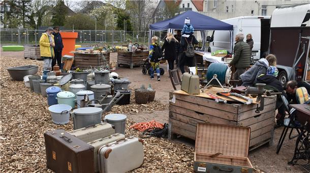 Erstmals bei einem verkaufsoffenen Sonntag in Nordenham gab es diesen Flohmarktstand mit gebrauchten Gegenständen und Geräten für Haus, Garten und fürs Heimwerkern.