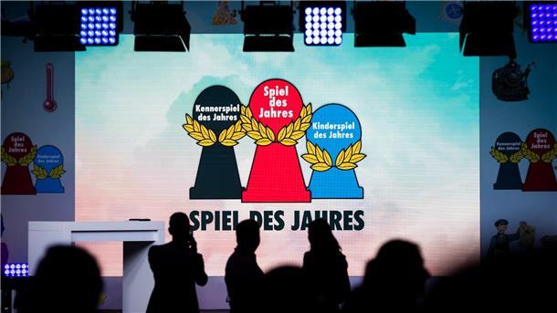 Gemeinsam zum Erfolg: „Sky Team“ ist „Spiel des Jahres 2024“ Erstmals gewinnt ein Zweier-Spiel die renommierte Auszeichnung.