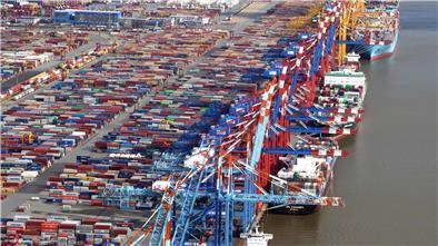 Erstmals in der Geschichte des Containerhafens wurden im vergangenen Jahr mehr Container über die Schiene transportiert als auf der Straße.