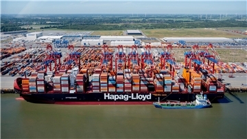 Erstmals ist am JadeWeserPort die Marke von einer Million umgeschlagener Container binnen eines Jahres überschritten worden. (Archivbild) 