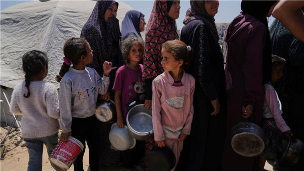 Augenzeugen: Erste Hilfsgüter erreichen Menschen in Gaza Erstmals seit Aufhebung der israelischen Blockade erreichen Hilfslieferungen einige Palästinenser im Gazastreifen.