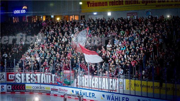 Die Pinguins schlagen den Meister Berlin vor voller Hütte Erstmals seit dem Frühjahr 2020 war die Eisarena in Bremerhaven mit 4.647 Zuschauern ausverkauft.