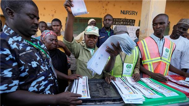 Nigerias Präsidentschaftswahl verzögert sich Erstmals seit Nigerias Rückkehr zur Demokratie 1999 hat neben den Kandidaten der zwei vorherrschenden Parteien auch ein Dritter gute Chancen.