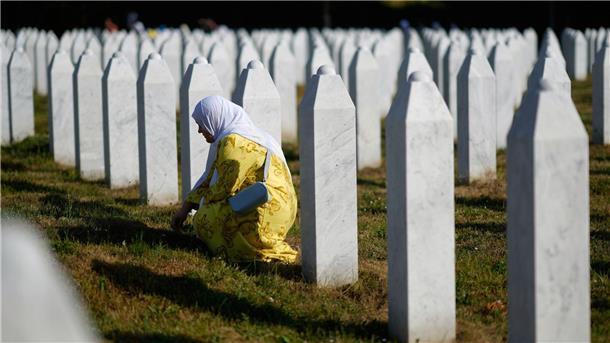 Gedenktag für Opfer von Srebrenica – AfD-Eklat im Bundestag Erstmals wurde das Massaker von Srebrenica als Internationaler Gedenktag begangen.