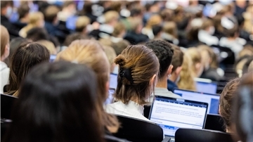 Erwa jede Hundertste Studierende erhält ein Deutschland-Stipendium.