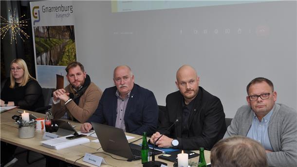 Mit KI auf Schlagloch-Jagd: Straßenmanagementsystem mit Künstlicher Intelligenz Erwartungsvoll schaut Gnarrenburgs Verwaltungsspitze mit ihren Bau-Fachleuten in Richtung KI: Fachbereichsleiter Boris Aldag (Zweiter von rechts) und Bürgermeister Marc Breitenfeld (Zweiter von links) waren mit einem Testlauf für ein Straßenmanagementsystem sehr zufrieden. Laut Ausschussempfehlung soll es voraussichtlich bald eingesetzt werden, wie in der jüngsten Sitzung unter Leitung von Gerd Huntemann (Mitte) deutlich wurde.