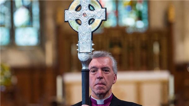Papst schenkt König Charles Reliquien vom Heiligen Kreuz Erzbischof Andrew John mit dem „Cross of Wales“.