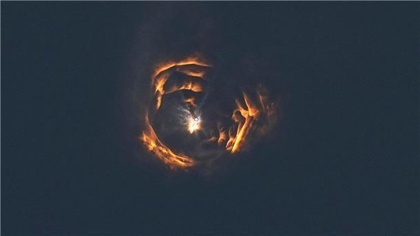 Es erinnert an ein Portal in den Wolken, tatsächlich ist es die Rakete „Starship“ beim Durchbrechen der Schallmauer. Das Raketensystem von SpaceX startete zu einem zweiten Testflug von einem Weltraumbahnhof im US-Bundesstaat Texas, bei dem jedoch beide Raketenstufen in der Luft explodierten.