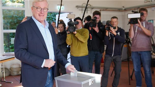 Es gehe jetzt darum, das Land in einer schwerwiegenden Krise stabil zu regieren, sagte CDU-Spitzenkandidat Bernd Althusmann nachdem er selbst wählte.