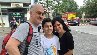Es geht ihm gut: Benek Tekinersoy und ihr Mann Hakan schließen nach der ausgestandenen Angst ihren Sohn Than (13) erlöst in die Arme.