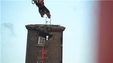 Es geht los: Der Turm wird Stück für Stück abgerissen.