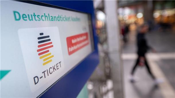 Bundesrat segnet Steuerentlastung und Deutschlandticket ab Es geht weiter mit dem Deutschlandticket. (Archivbild)