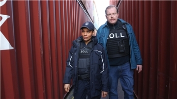 Es geht weiter mit den Zollfahndern aus Bremerhaven, im Bild Lisa Cunnigham (Cynthia Micas) und Gero von Bernbeck (Bernd Hölscher).
