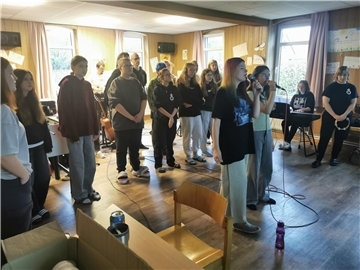 Es geht wieder auf die Bühne: TenSing Tarmstedt bereitet sich auf das nächste Konzert vor. Das Foto zeigt die Jugendlichen während einer Probe im vergangenen Jahr.
