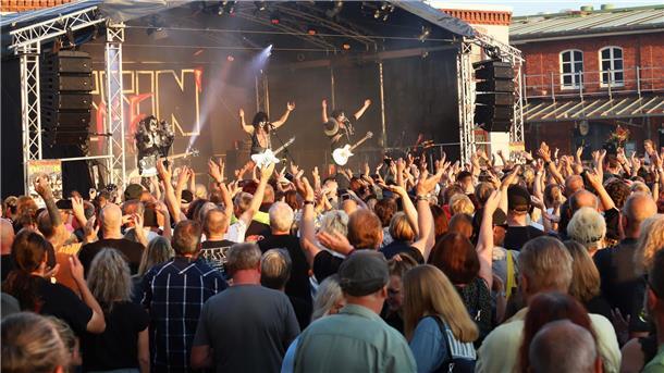 15 Wochen, 15 Konzerte: Musiksommer im Schaufenster startet im Juni Eine Open-Air-Bühne und viele Menschen. Es geht wieder los: Der Musiksommer im Schaufenster Fischereihafen startet am Donnerstag, 5. Juni – 15 Konzerte in 15 Wochen, von Rock über Pop bis zu Reggae und Shanty.
