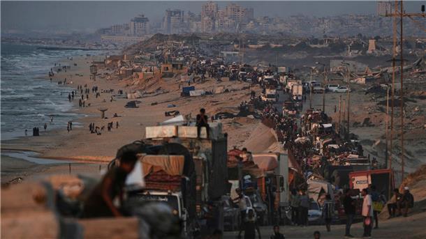 Berichte über heftige israelische Angriffe in der Stadt Gaza Es gibt im Gazastreifen nur zwei größere Straßen vom Norden in den Süden. Nur eine hat die israelische Armee für Flüchtlinge aus der Stadt Gaza geöffnet, die Al-Raschid-Straße an der Küste entlang. Auf ihr staut sich alles, was irgendwie noch fahren oder laufen kann: völlig überladene Transporter, meterhoch mit Matratzen bepackte schrottreife Autos, Eselskarren und Fußgänger mit Handwagen. (Archivbild)