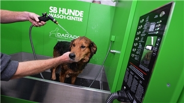 Es gibt sie für draußen und drinnen: SB Hunde Wasch-Center. Ein ähnliches Gerät für den Outdoor-Gebrauch steht seit vergangenem Jahr in Dangast.