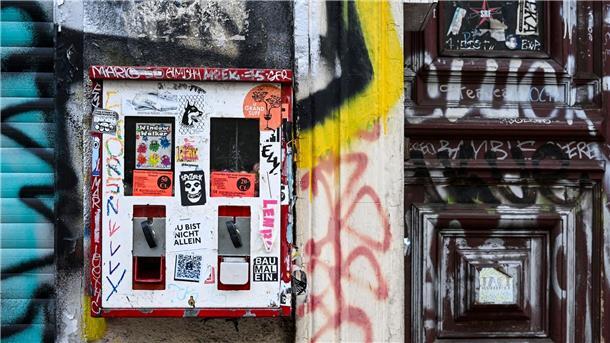 Wieso Kaugummiautomaten so nostalgisch sind Es gibt sie noch - auch wenn die Kaugummiautomat nicht selten beklebt oder besprüht sind.