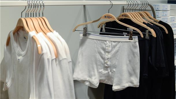 Es gibt sie noch, wie hier im Flagship-Store des Unterwäscheanbieters Schiesser in Berlin: Die Feinrippunterhose.
