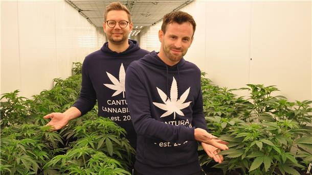 Es grünt und blüht in Fahrendorf: Vorsitzender Thomas Romahn (rechts) und Fabian Baumann, Unterstützer der ersten Stunde bei der komplexen Gründung einer Cannabis-Anbauvereinigung nach den aktuellen rechtlichen Vorgaben.