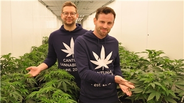 Es grünt und blüht in Fahrendorf: Vorsitzender Thomas Romahn (rechts) und Fabian Baumann, Unterstützer der ersten Stunde bei der komplexen Gründung einer Cannabis-Anbauvereinigung nach den aktuellen rechtlichen Vorgaben.