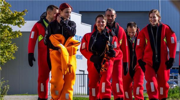 Es ist bereits das dritte Mal, dass Astronauten in Rostock das Überleben auf See trainieren.