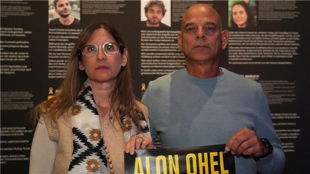 Opfer des 7. Oktober im Fokus einer Ausstellung Es ist das erste Mal, dass sich die Eltern von Alon Ohel die Ausstellung ansehen.