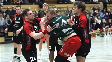 Es ist ein ständiger Kampf, den Kreisläufer Jan-Ole Thode führen muss. Denn ständig hängen mindestens zwei Schwergewichte an seinem Trikot.
